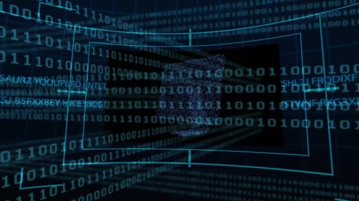 Primo piano di tastiera, schermo di computer e città