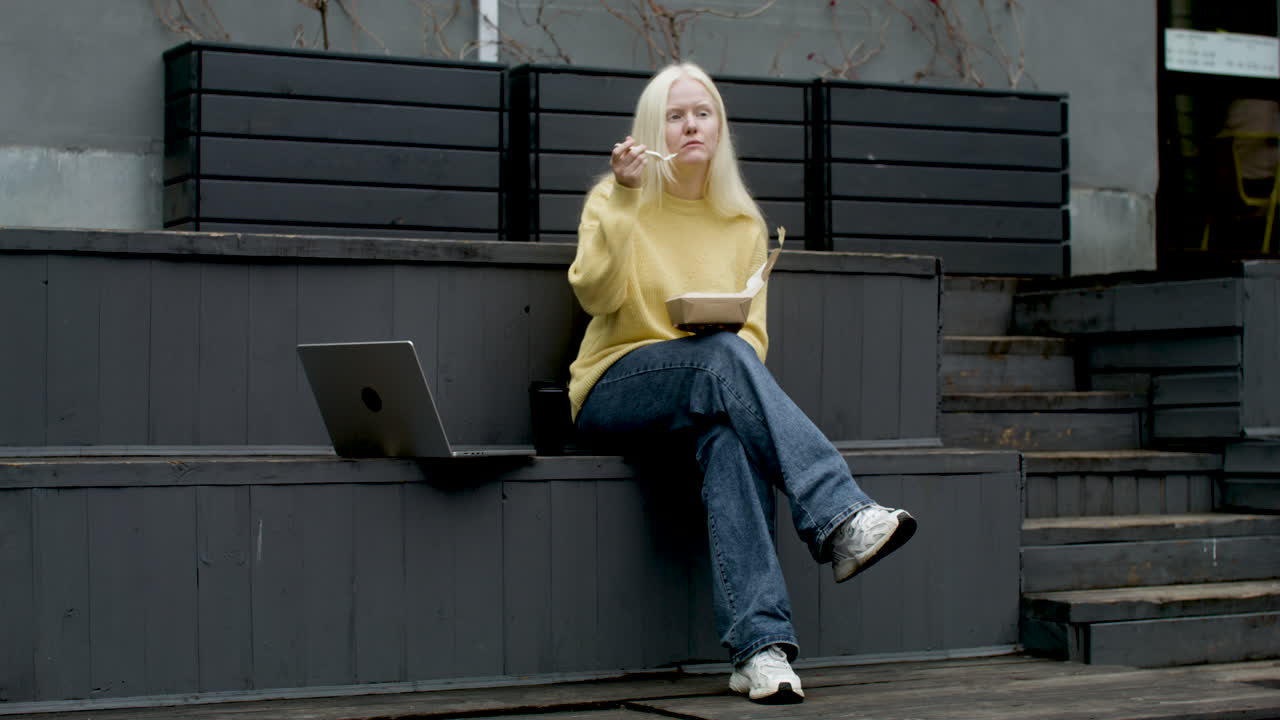 음식을 즐기고 있는 여자