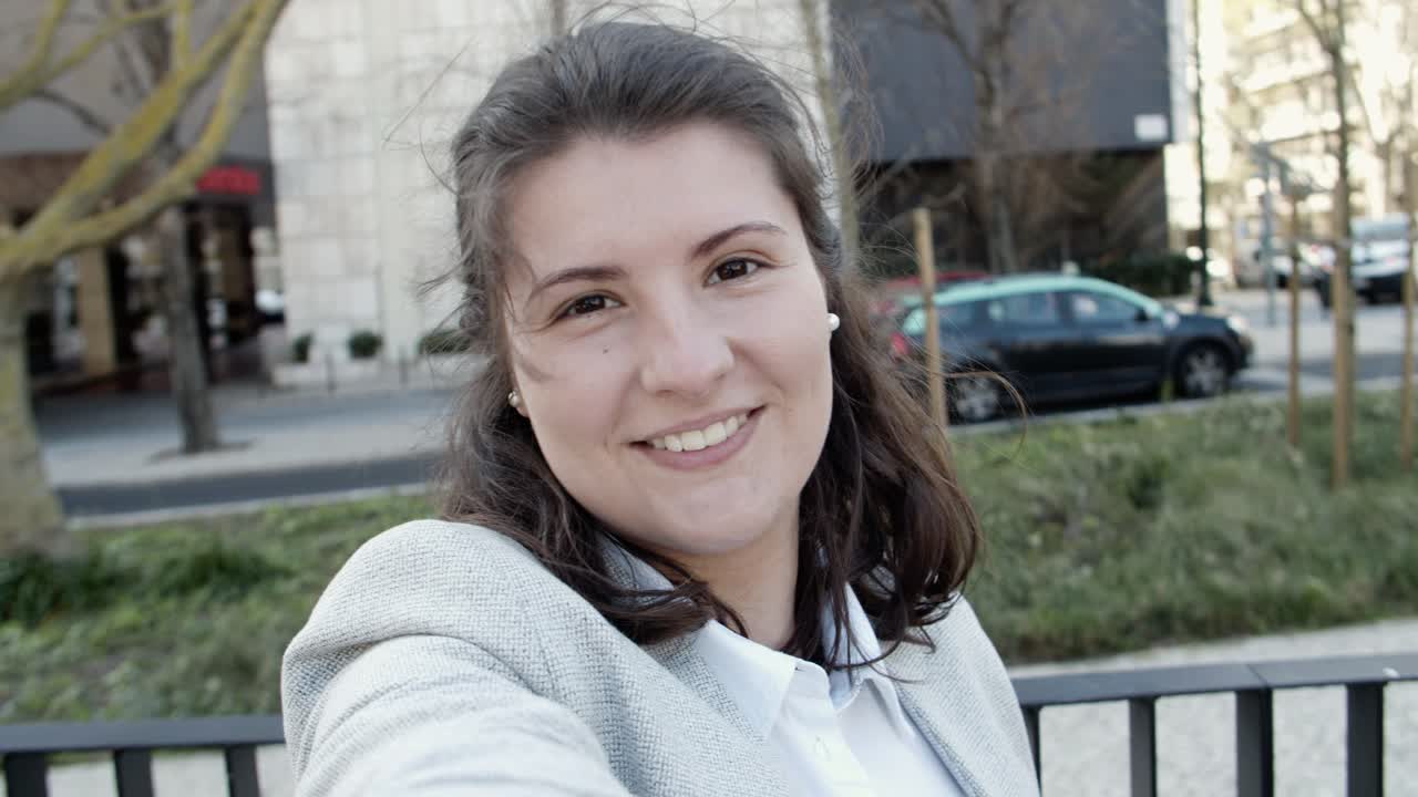 hermosa joven sonriente haciendo una videollamada