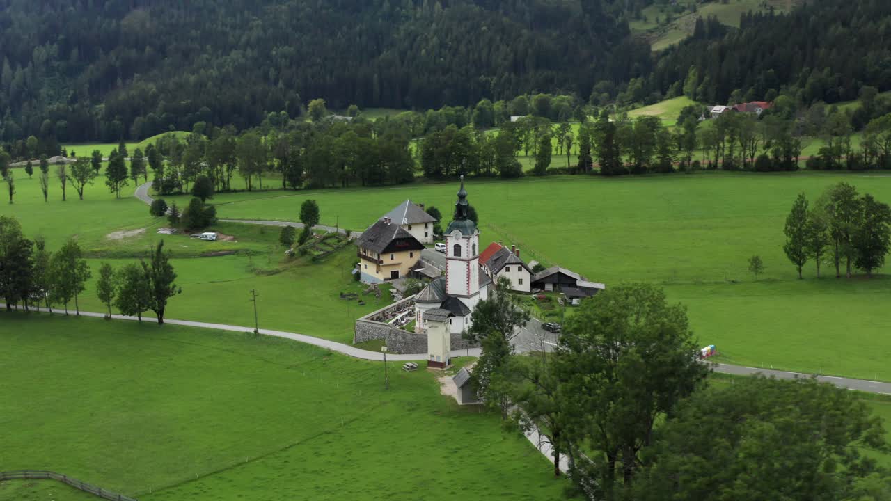 Luftfoto af kirke med kirkegård, Jezersko, Slovenien, en lille landlig by i de europæiske Alper