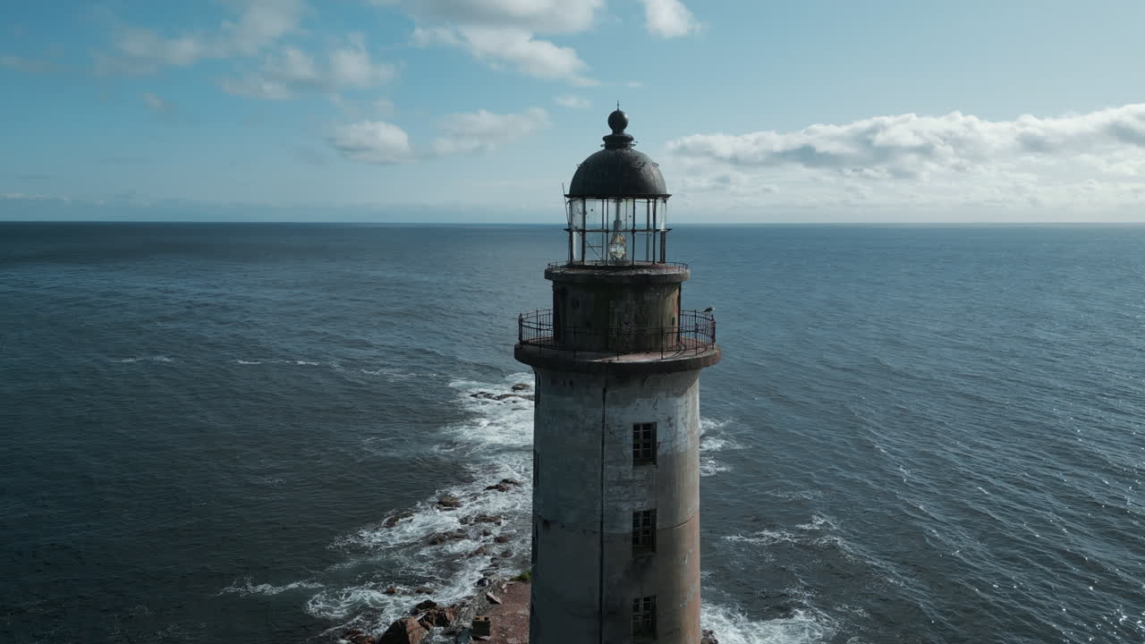 viejo faro en la costa