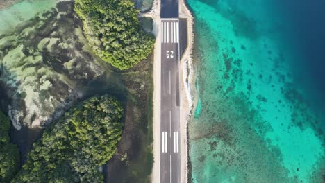 Eine-Landebahn-Auf-Great-Roque,-Los-Roques-Mit-Klarem,-Türkisfarbenem-Wasser,-Luftaufnahme