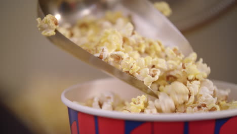 popcorn-kiste voller frischer flocken