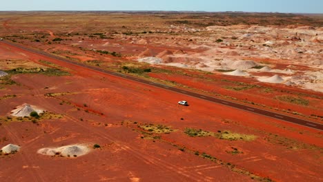 Einsames-Auto-In-Einer-Verlassenen-Gegend-In-Der-Nähe-Des-Stuart-Highway-In-Alice-Springs,-Northern-Territory,-NSW,-Australien