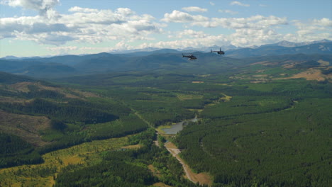 un emocionante recorrido en helicóptero por las montañas rocosas canadienses, impresionantes vistas aéreas de picos nevados, glaciares, ríos y bosques