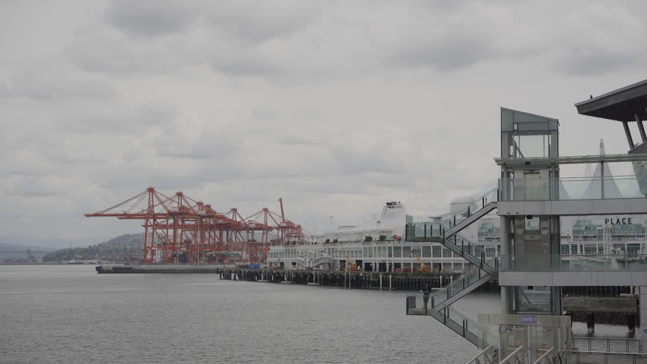 vista del icónico edificio canada place, el puerto de vancouver y las grúas rojas en un día nublado, columbia británica, canadá