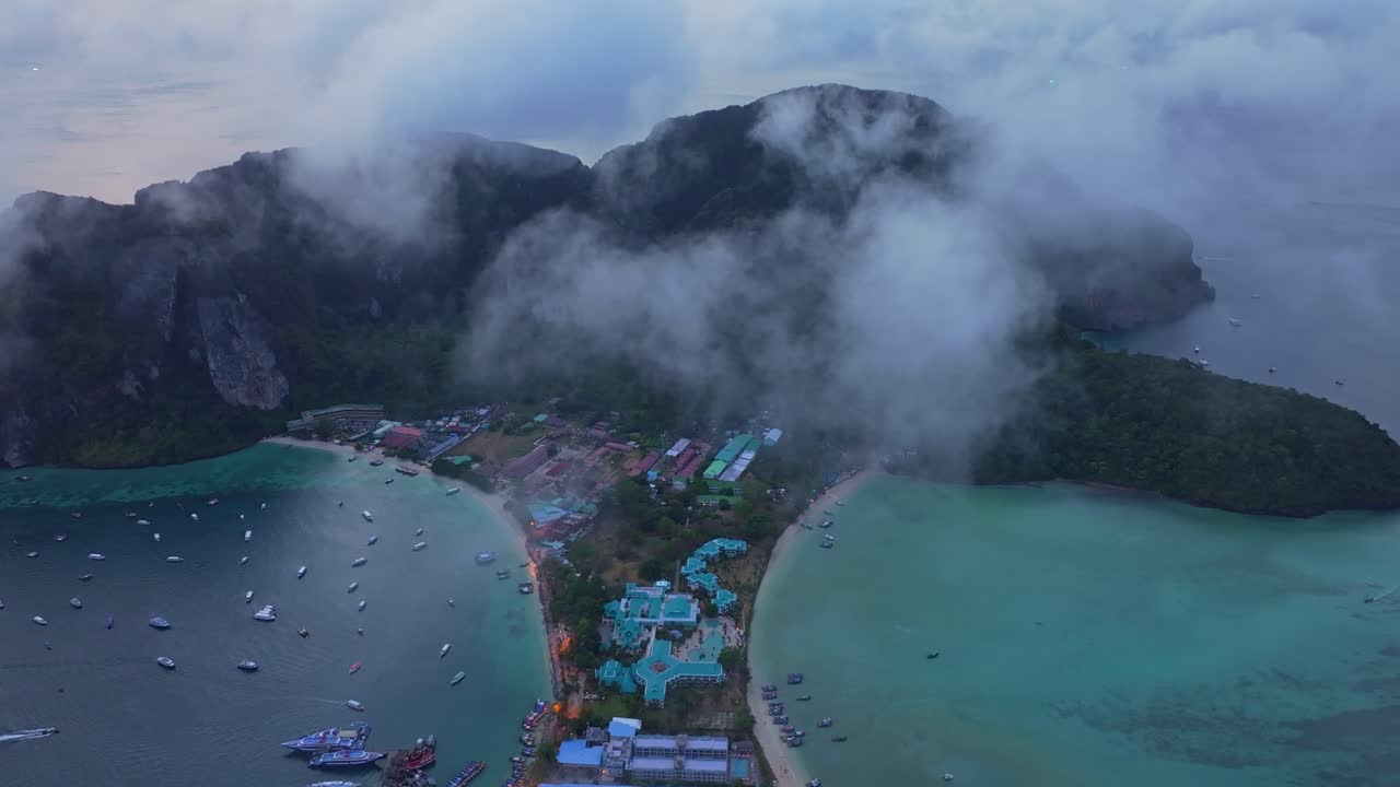Những đám mây chạng vạng trôi lững lờ trên Đảo Koh Phi Phi nhìn từ trên cao, Thái Lan