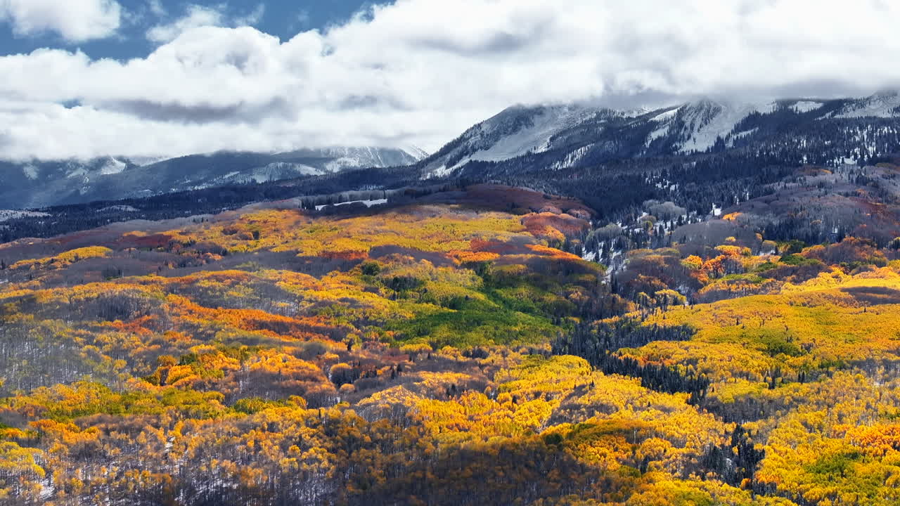 케블러 패스 (kebler pass) - 공중 영화 드론 (crested butte, gunnison, colorado) - 가을 초기에 충돌하는 계절 - 아스펜 나무 - 빨간색 - 노란색 - 오렌지색 - 숲 - 겨울 - 첫 번째 눈 - 파우더 - 바위 산꼭대기 - 서클 - 오른쪽 움직임