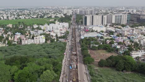 Helikopter-Luftaufnahme-Der-Stadt-Chennai,-Die-Den-Bau-Einer-U-Bahn-Auf-Der-Straße-Zeigt