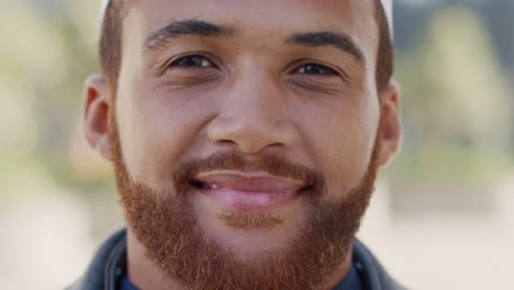 feliz, sonriente y retrato de un hombre musulmán de pie