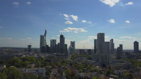 Luftaufnahme:-Blick-Auf-Die-Schöne-Skyline-Von-Frankfurt-Am-Main-Im-Sonnenschein-Des-Blauen-Himmels