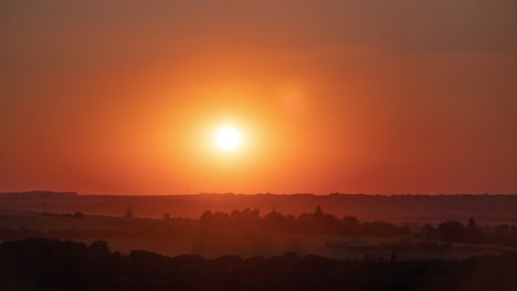 Sonnenuntergang-Im-Zeitraffer-Mit-Anständigem-Anteil-An-Der-Umgebung,-Einschließlich-Verschwindender-Wolken-Und-Blendenflecken-Am-Anfang-Und-Orangefarbenen-Strahlen-Und-Windböen-Am-Ende,-Statischer-Rahmen