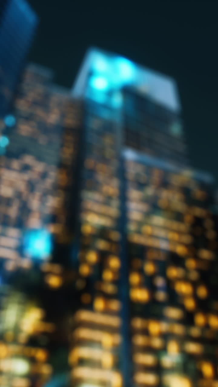 el horizonte borroso de la ciudad por la noche