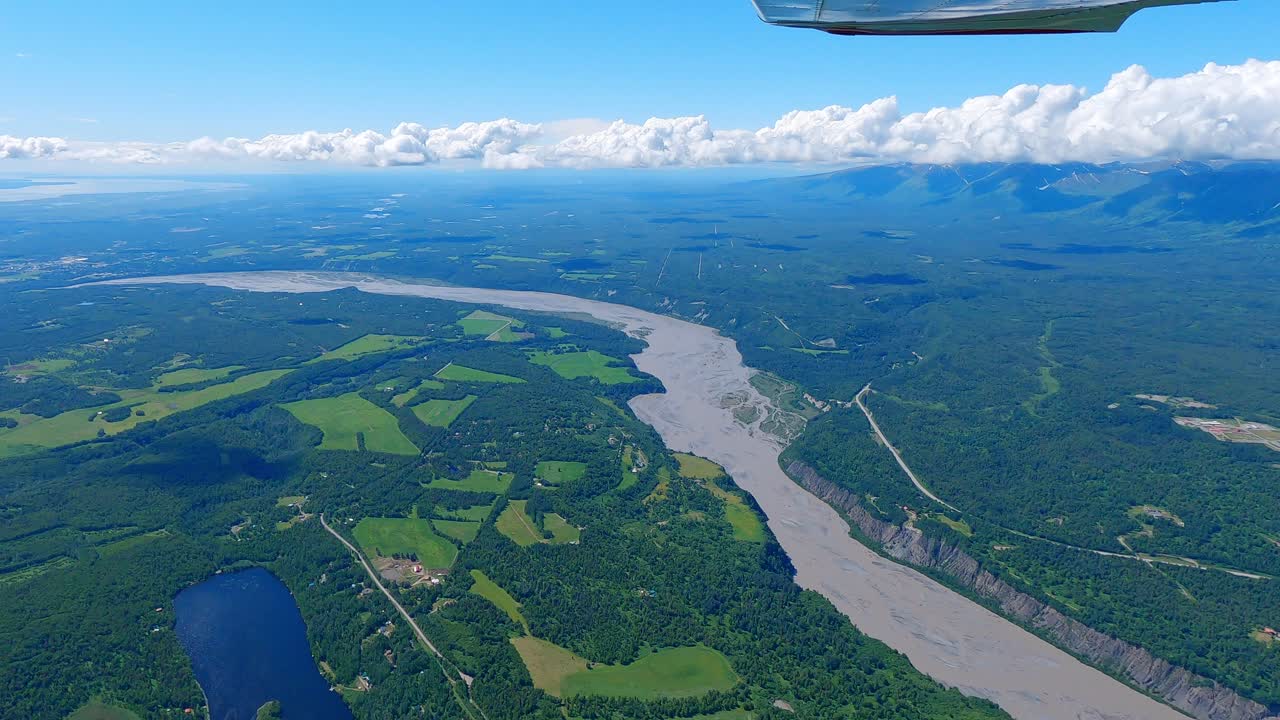 pequeño vuelo en avión sobre el río matanuska lleno de limo glaciar con la cordillera talkeetna en la distancia, cerca de palmer alaska