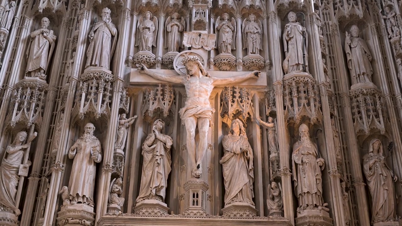 Gesù crocifisso e i santi circostanti scolpiti nella pala d'altare maggiore riempiono lentamente l'inquadratura in questa ripresa interna di una chiesa storica.