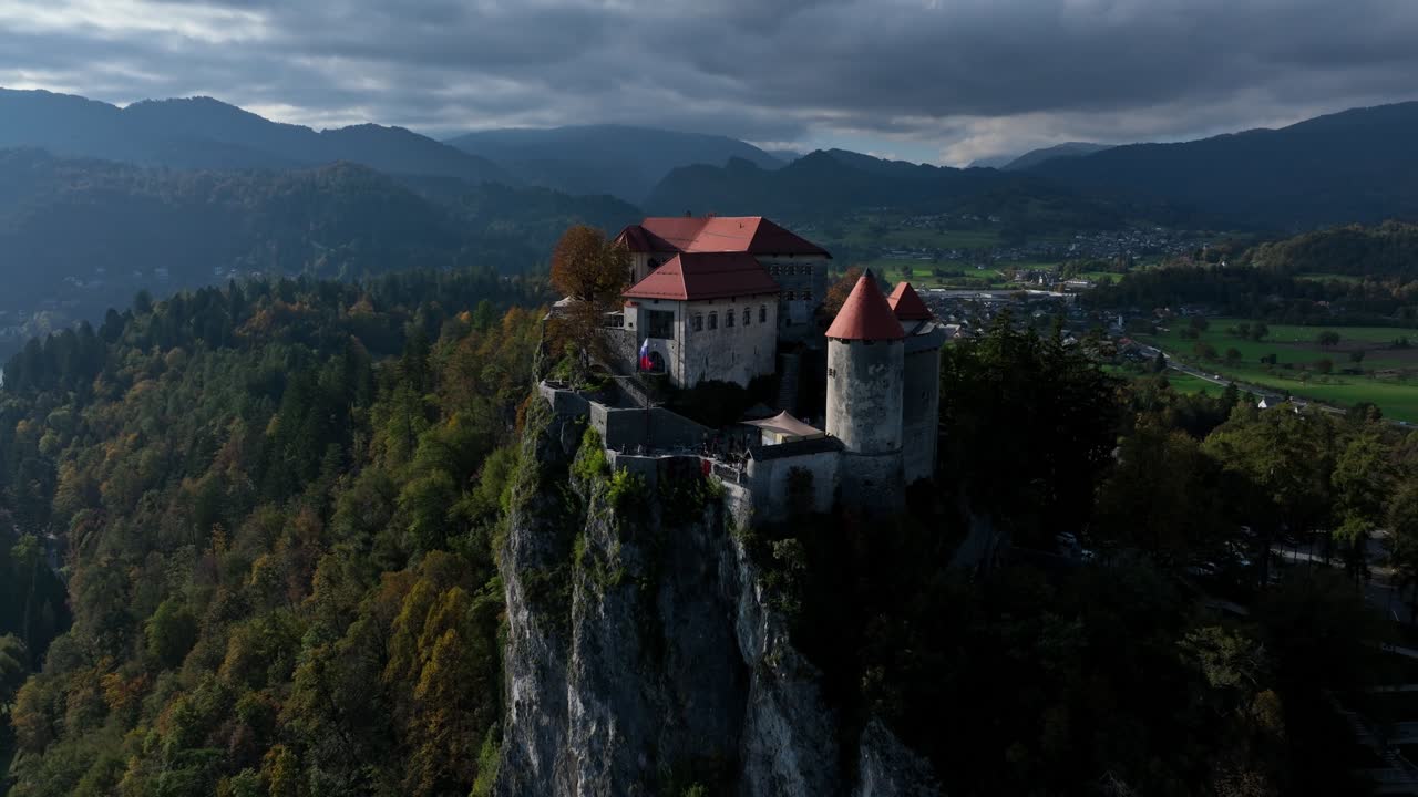 Castello di Bled arroccato su una scogliera rocciosa sopra un paesaggio boschivo a Bled, Slovenia