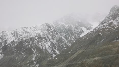 Caminata-Matutina-Alrededor-Del-Lago-Khatli-Vista-De-Los-Pinos-Circundantes-Y-El-Fondo-De-Las-Montañas-Nevadas