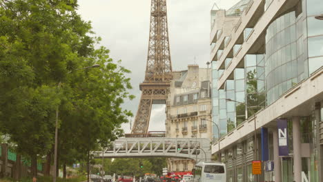 vista de la torre eiffel desde una calle parisina