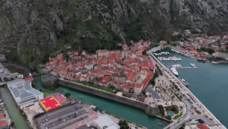 4K-Drohnenaufnahmen-Erfassen-Die-Zum-UNESCO-Weltkulturerbe-Gehörende-Altstadt-Und-Den-Hafen-Von-Kotor-In-Der-Bucht-Von-Kotor,-Montenegro