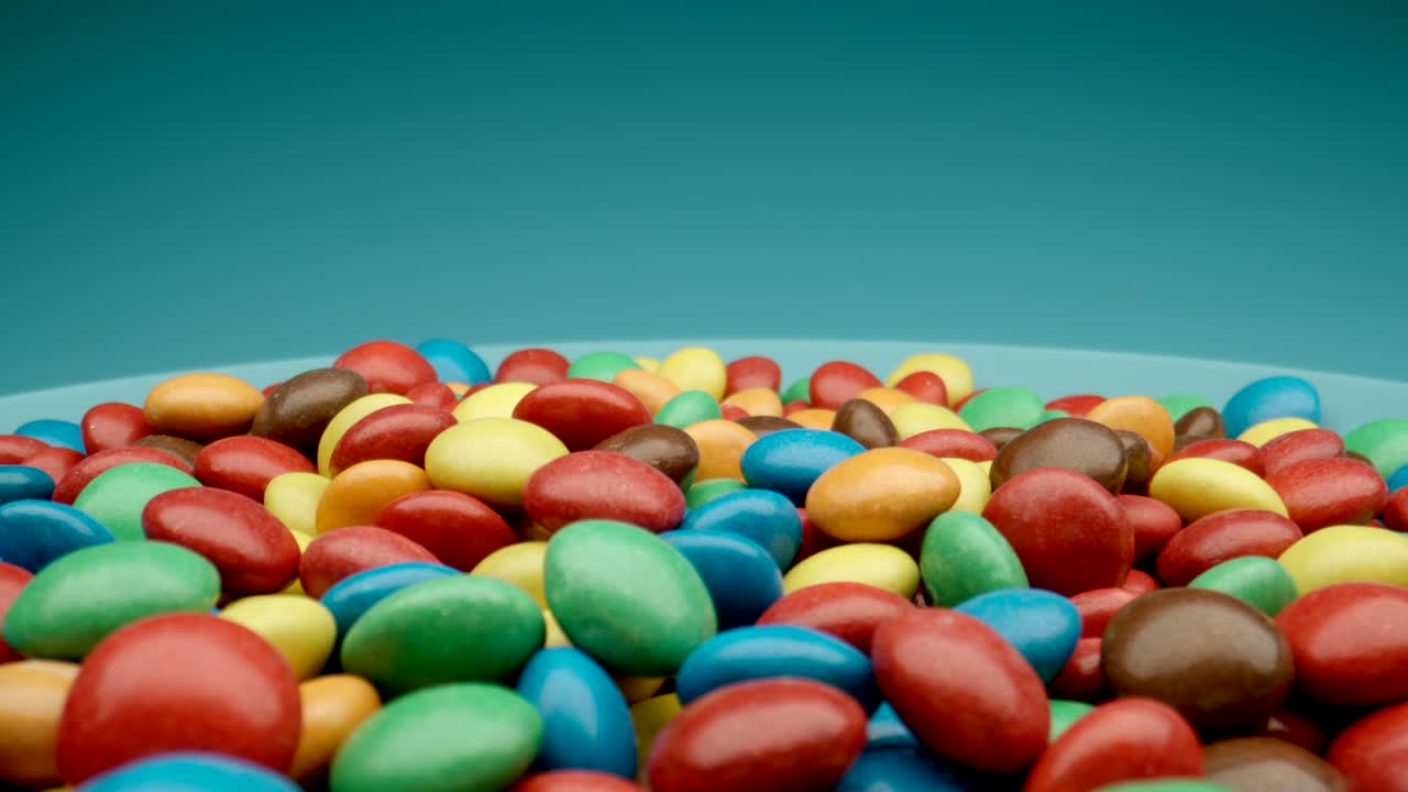 macro: muchas cañas de colores en un plato azul, movimiento de muñecas