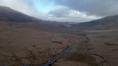 Filmische-Luftaufnahme-über-Die-Dramatischen-Landschaften-Des-Snowdonia-nationalparks-In-Wales-Uk