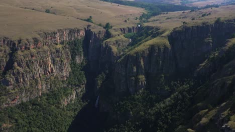 cascada en las montañas de sudáfrica