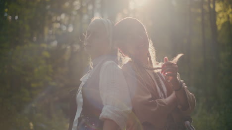 Amigas-Con-Los-Ojos-Cerrados-Disfrutando-De-Vacaciones-En-El-Bosque