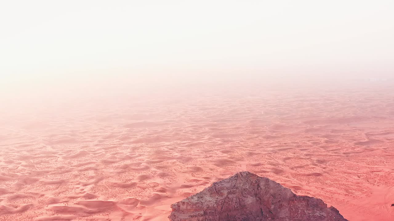 4k 드론 영상, 모래 파동과 함께 멜리하 사막의 화석 암석 고원의 공중 광경, 아랍에미리트의 모래 언덕 사막의 스핑크스의 지질적 풍경, 드론 비디오