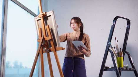 mujer pintando en un estudio de arte