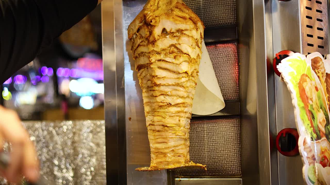 un vendedor callejero prepara shawarma en krabi, tailandia