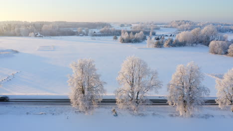 Ein-Auto,-Das-Durch-Eine-Verschneite-Landschaft-Fährt