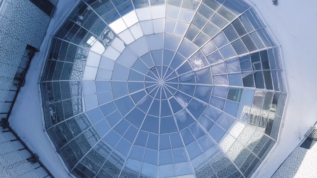diseño arquitectónico de cúpula de vidrio con nieve
