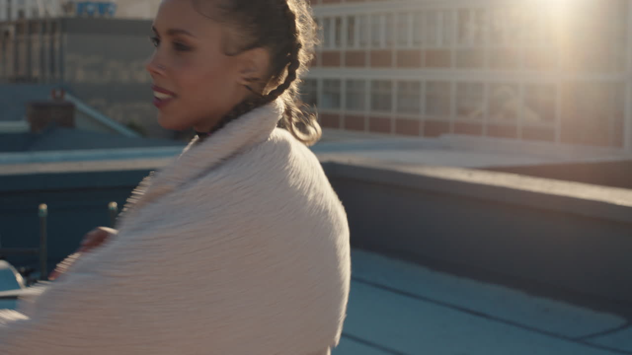 지붕 위에서 춤을 추는 여자  ⁇ 합 댄스 스타일을 수행하는 소녀가 해가 지는 도시에서 자유 스타일 댄서를 즐기고 있습니다.