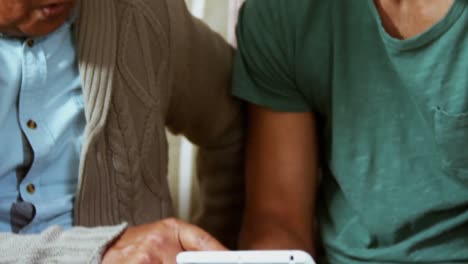 familia de varias generaciones que utiliza tableta digital