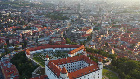 amplia toma de drones que revela el castillo de bratislava en bratislava eslovaquia