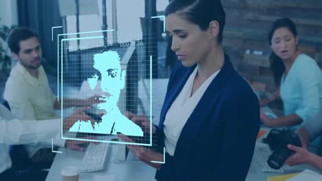 animación de fotos de usuarios y reacciones en las redes sociales sobre mujeres biraciales que usan tableta en la oficina