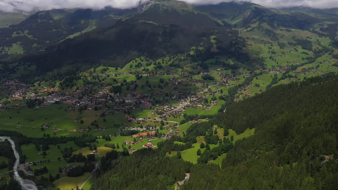 amplia toma de drones descendentes en grindelwald, en los alpes berneses de suiza