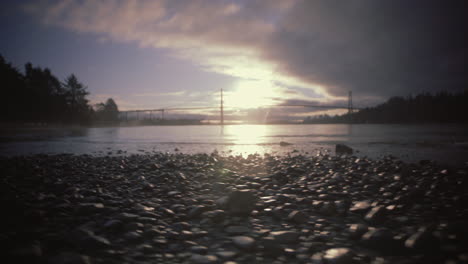 Amanecer-De-La-Mañana-En-La-Playa-Rocosa-De-Ambelside