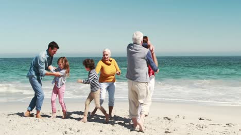 Familia-De-Tres-Generaciones-Sonrientes-Bailando-Juntas