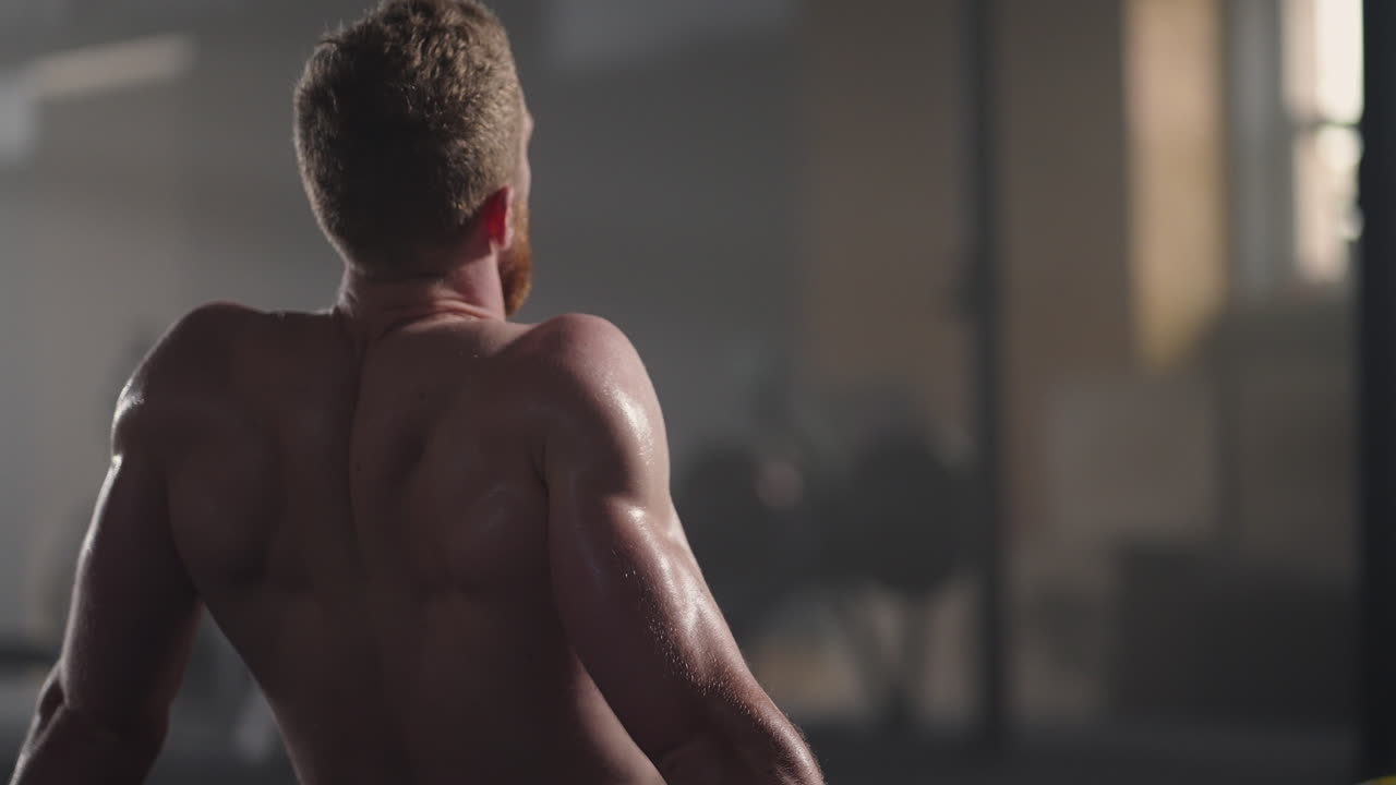 hombres jóvenes agotados descansando después de un entrenamiento intensivo en el gimnasio. fitness hombre saludable cansado después de un ejercicio de entrenamiento de fuerza en el gimnasio. hombre cansado modelo en forma con estar de pie y relajarse después de un entrenamiento intenso.