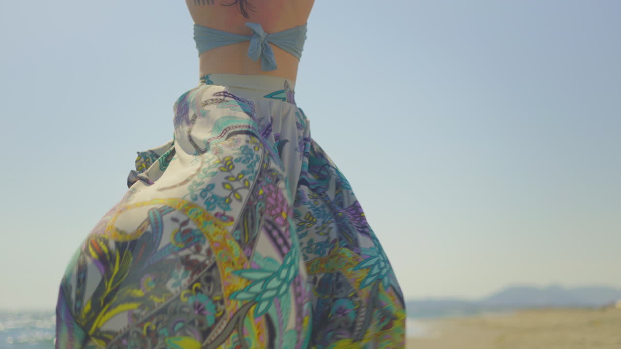 해변 에서 여름 날 을 즐기는 여자