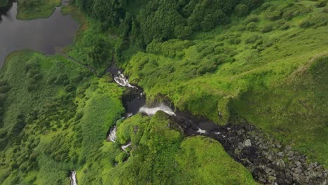 Vista-De-Arriba-Hacia-Abajo-De-La-Cascada-Del-Pozo-Ribeira-Do-Ferreiro-En-Flores-Azores---Disparo-De-Drones