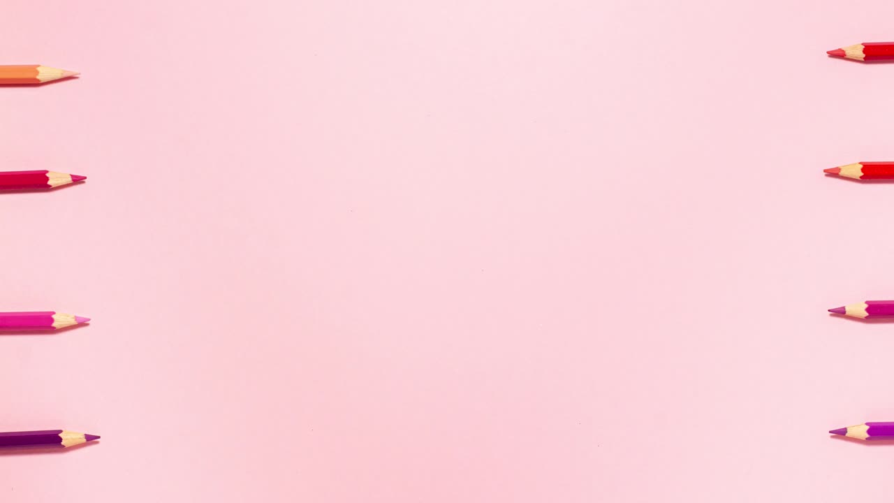 lápices de madera colocados planos con espacio de copia en animación de stop motion rosada