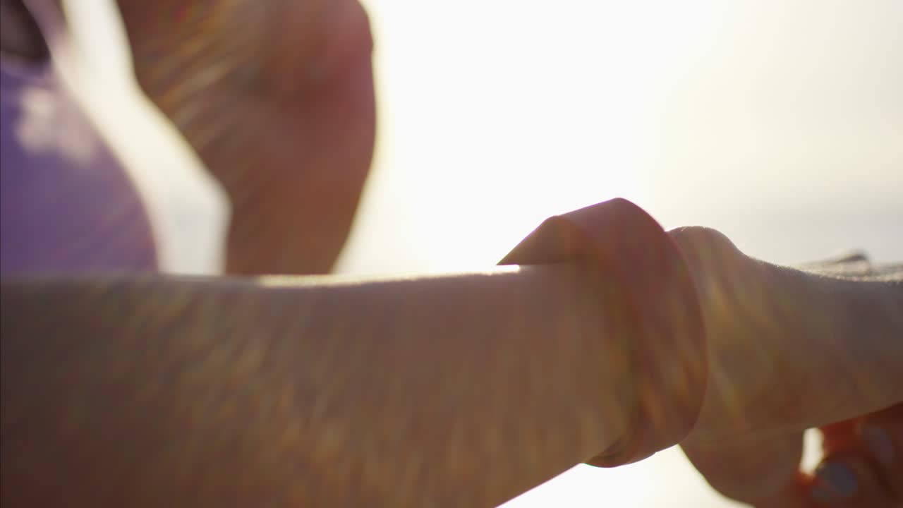 활동적인 아시아계 중국인 여성이 해변에서 심장 훈련을 하고 있습니다.