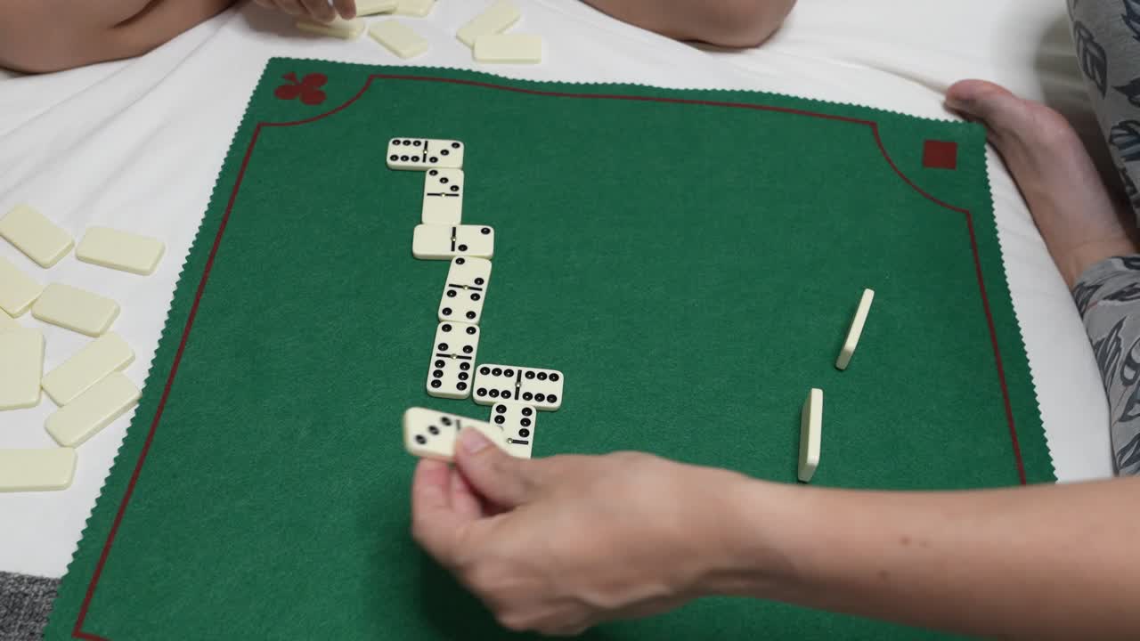 Jogando dominó em uma cama