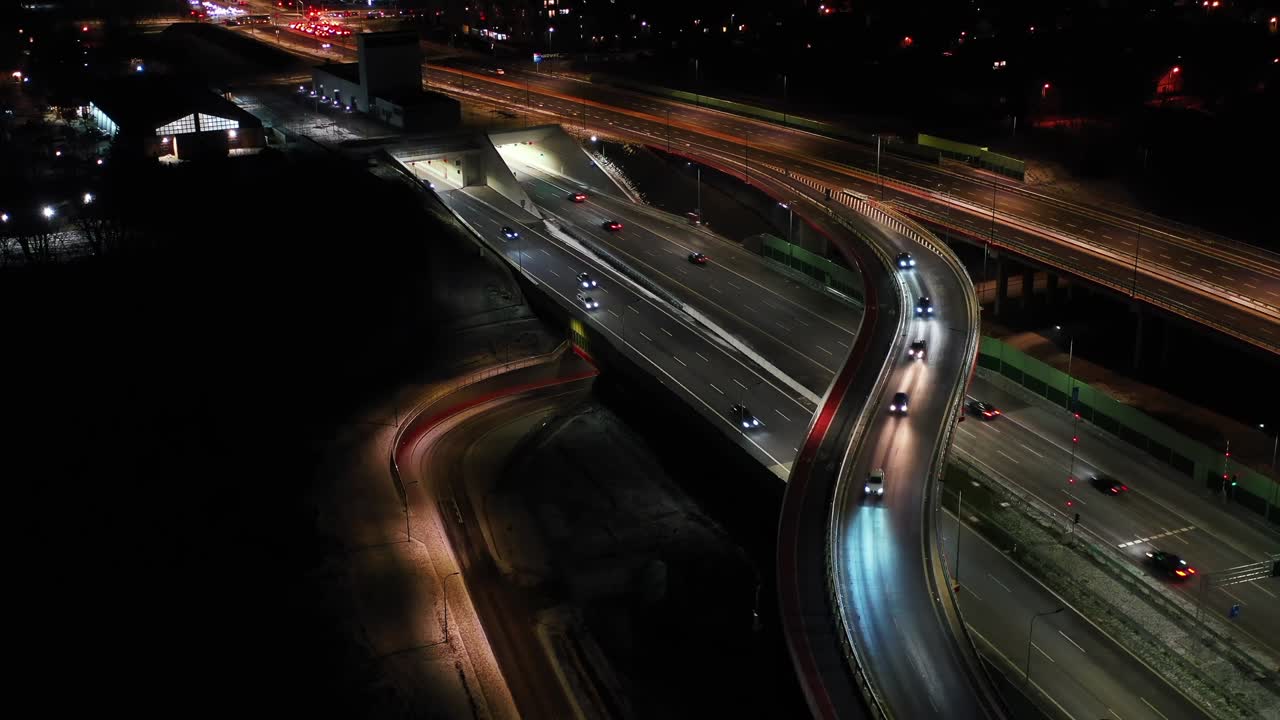 aerial flyover atasco de tráfico intersección de carretera por la noche, disparo de avión no tripulado de arriba hacia abajo vista de la intersección de la carretera en la ciudad moderna por la noche. muchos coches que conducen en la carretera de unión ocupada en movimiento rápido