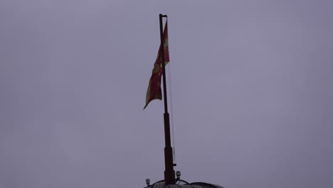 Stetige-Aufnahme-Der-Nordmazedonischen-Flagge-In-Der-Hauptstadt-Skopje