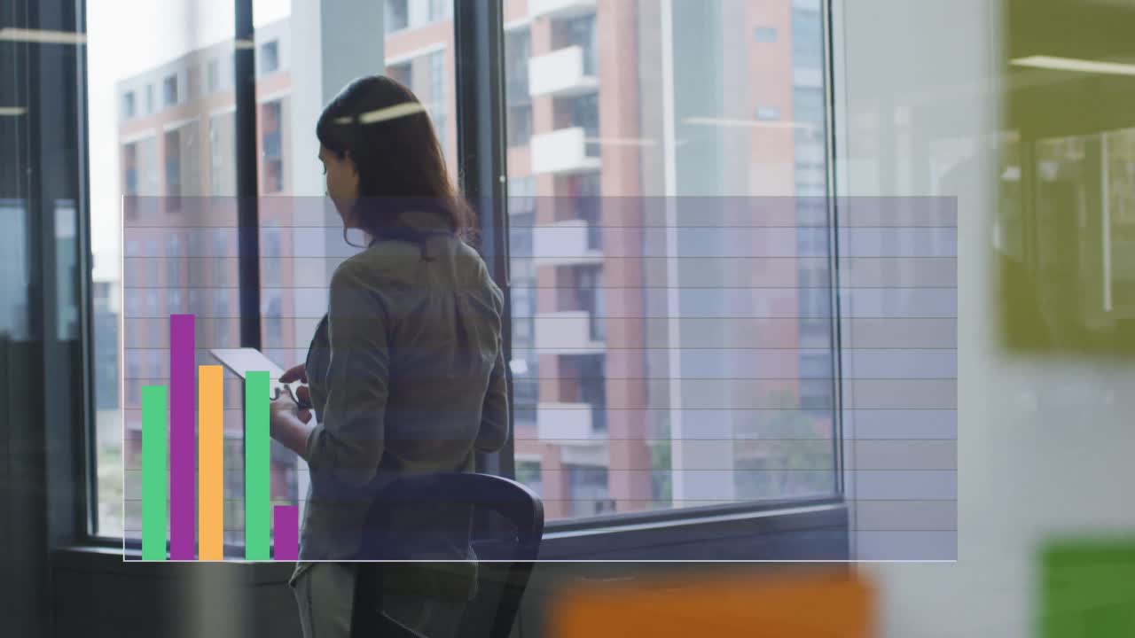 animación de gráficos sobre mujer biracial caminando en la oficina
