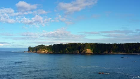 Impresionante-Toma-Aérea-De-Drones-De-La-Hermosa-Tercera-Playa-En-Forks,-Washington-Con-Un-Bosque-O-Grandes-Pinos-Verdes-En-Los-Acantilados-En-Una-Cálida-Y-Soleada-Mañana-De-Verano-Con-Nubes