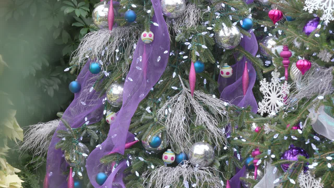 축제 장식품 으로 장식 된 보라색 크리스마스 트리